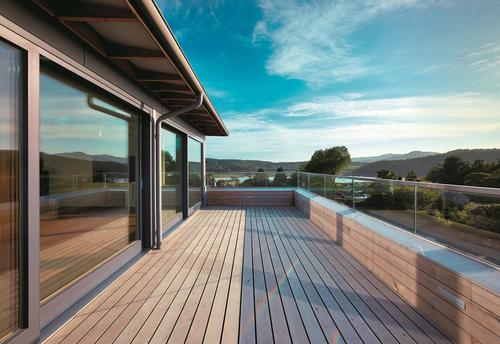 Duże przeszklenia, minimalistyczny design, szarości i jasne kolory naturalnego drewna  to kluczowe trendy, które dominują w nowoczesnych oknach
